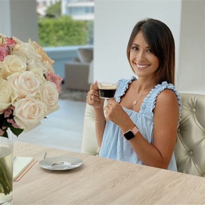 Antonela Roccuzzo (Instagram Star) - Age, Birthday, Bio, Facts, Family, Net Worth, Height & More