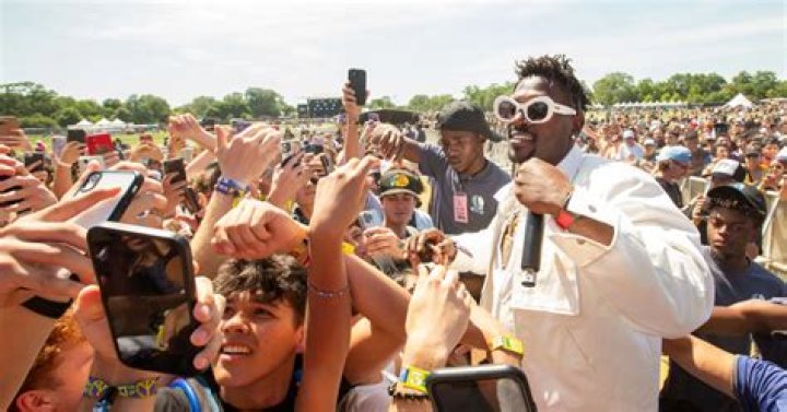 Antonio Brown Sends Heartfelt Message To Caitlin Clark To Squash Beef