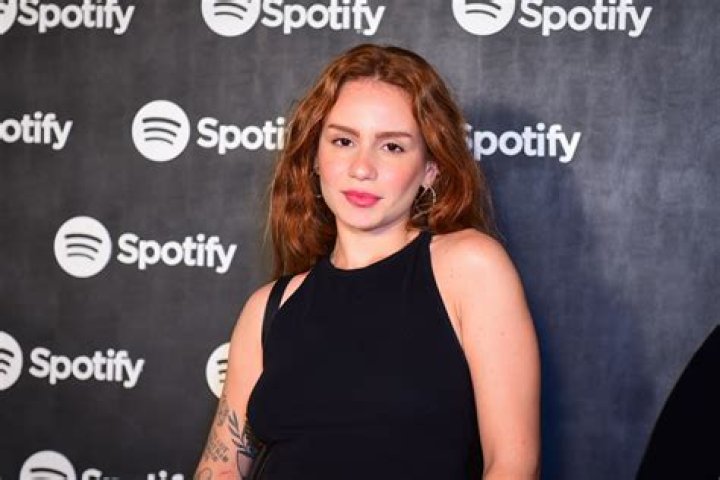 Carol Biazin (Cantor Pop) - Idade, aniversário, biografia, fatos, família, patrimônio líquido, altura e muito mais