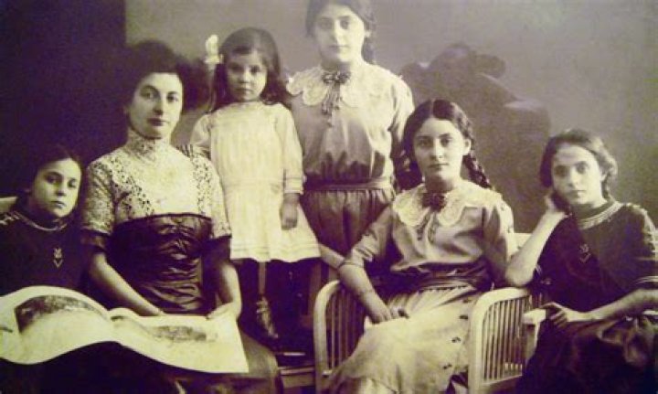 Edith Frank (Family Member) - Age, Birthday, Bio, Facts, Family, Net Worth, Height & More