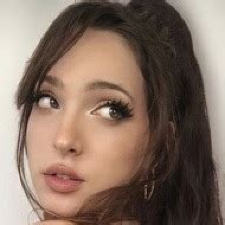 Eliza.deniz (TikTok Star) - Age, Birthday, Bio, Facts, Family, Net Worth, Height & More