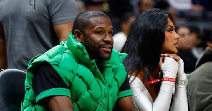 Floyd Mayweather Flexes Iced-Out Chain