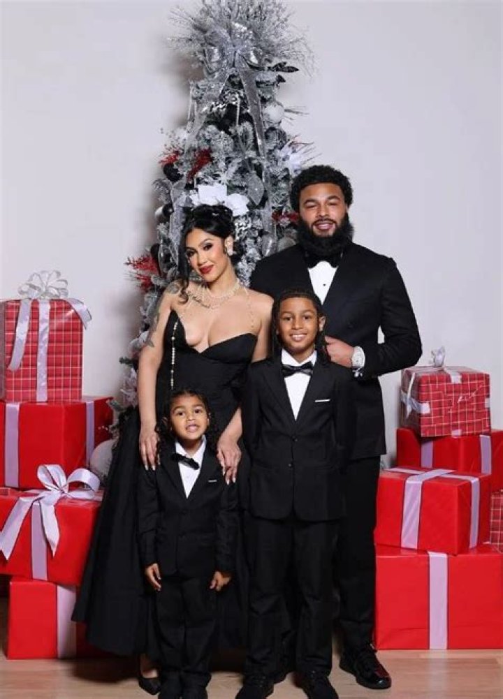 How Rich Is The Singer? Children & Boyfriend