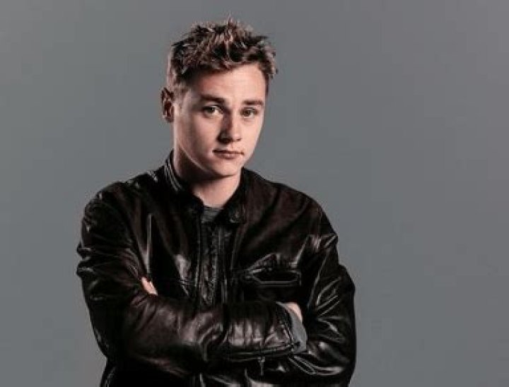 How tall is Ben Hardy