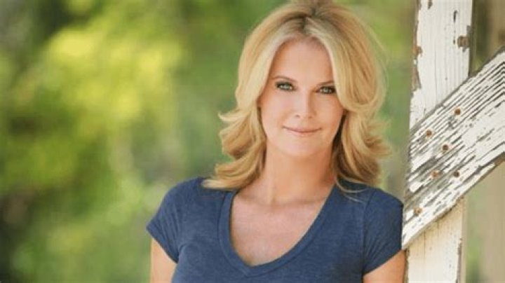 How tall is Maeve Quinlan