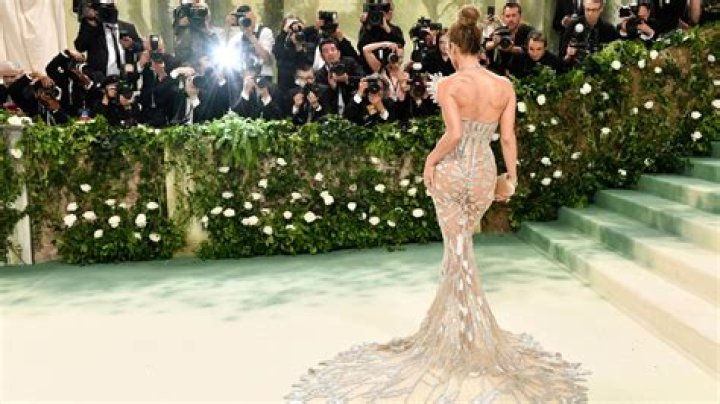 Insert Plummer Joke HereUma Thurman Flashes Her Butt Crack on the Met Gala Red Carpet!