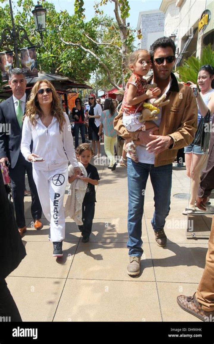 Jennifer Lopez Pregnant — Boyfriend Casper Smart Has Been Wanting a Baby For Years!