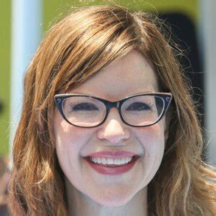 Lisa Loeb (Pop Singer) - Age, Birthday, Bio, Facts, Family, Net Worth, Height & More