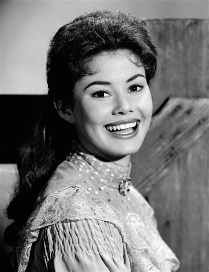 Roberta Shore (TV Actress) - Age, Birthday, Bio, Facts, Family, Net Worth, Height & More